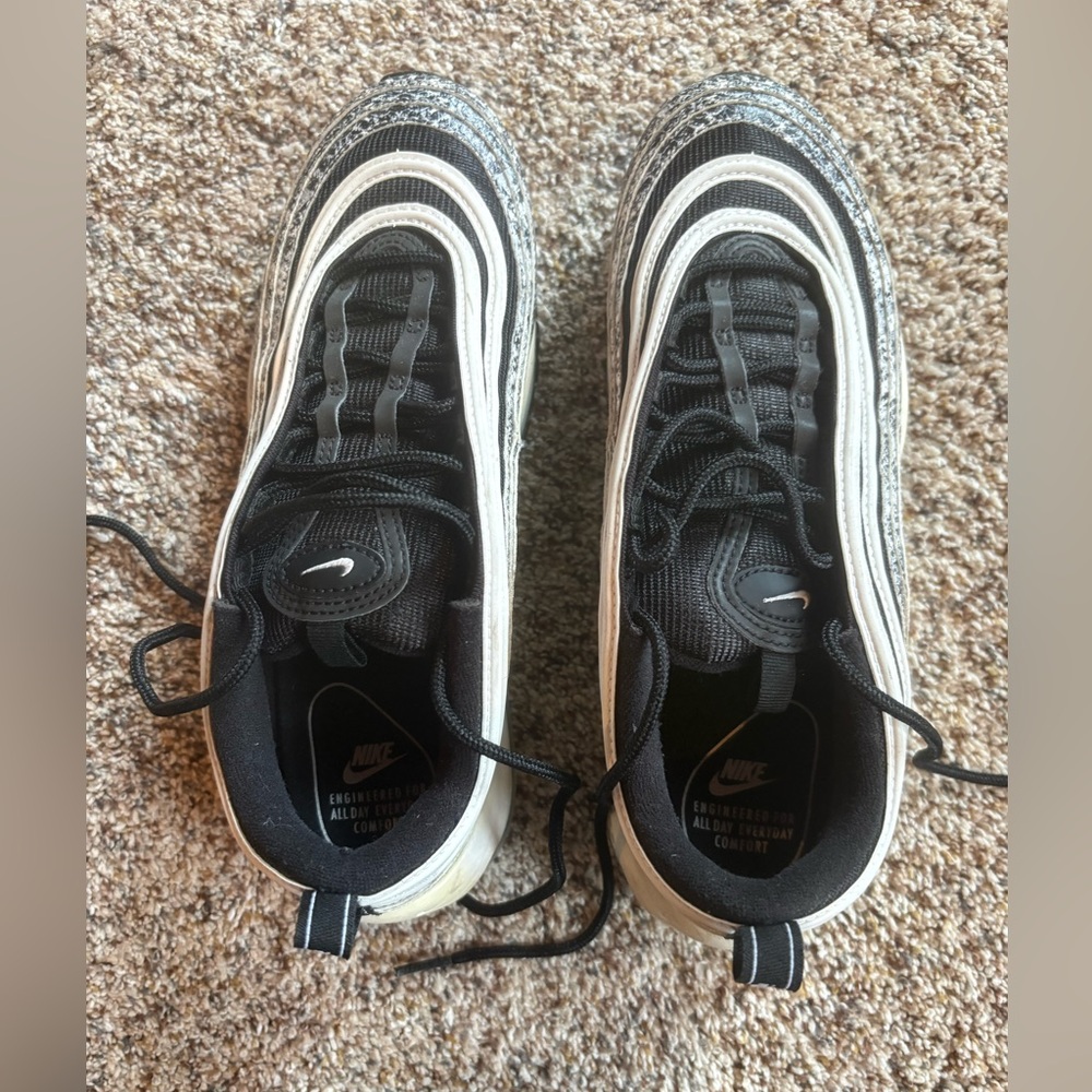 Nike Monochrome Air Max Sneakers Women’s size 9 Make offer!!
